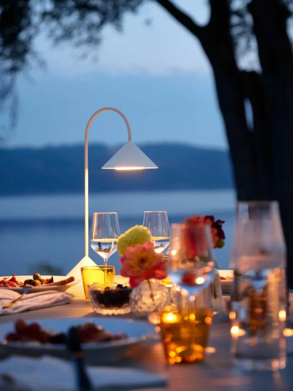 Mobiele outdoor LED tafellamp Grasp, dimbaar^Frandsen New