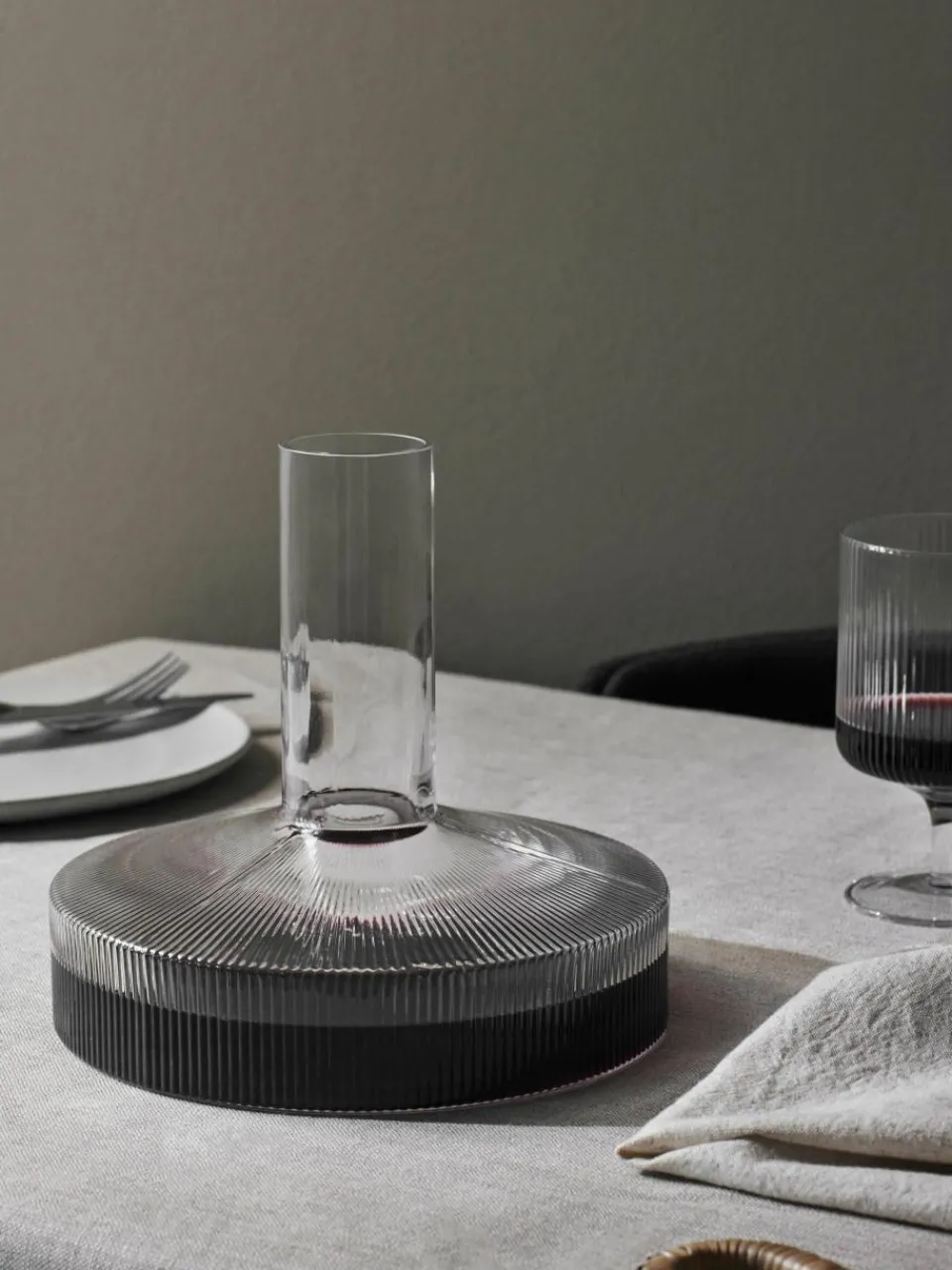 Mondgeblazen decanter Ripple met groefreliëf, 1.1 L^ferm LIVING Outlet