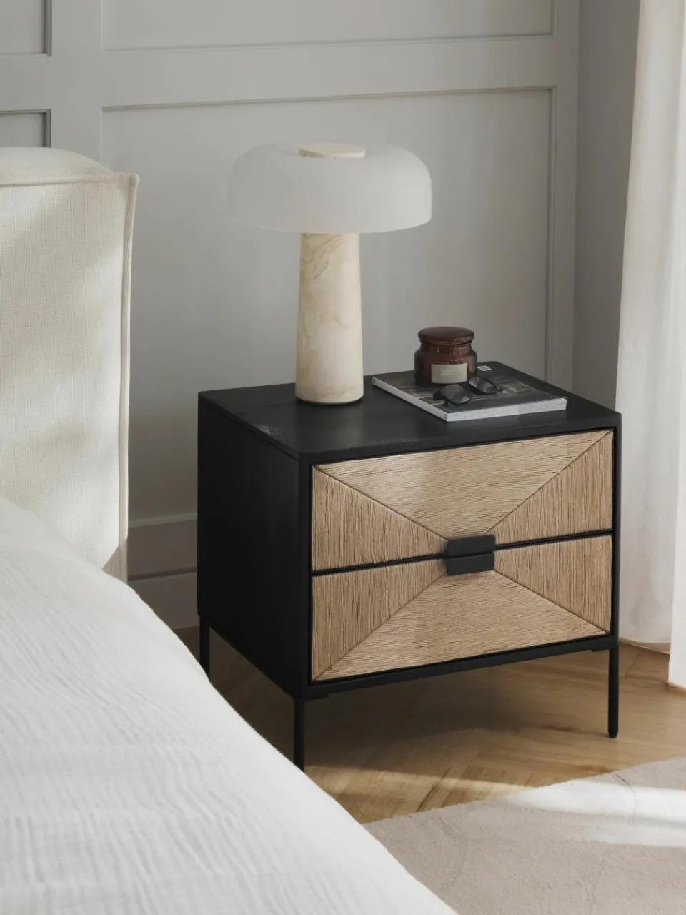 Nachtkastje June van mangohout met lades^Westwing Collection Hot