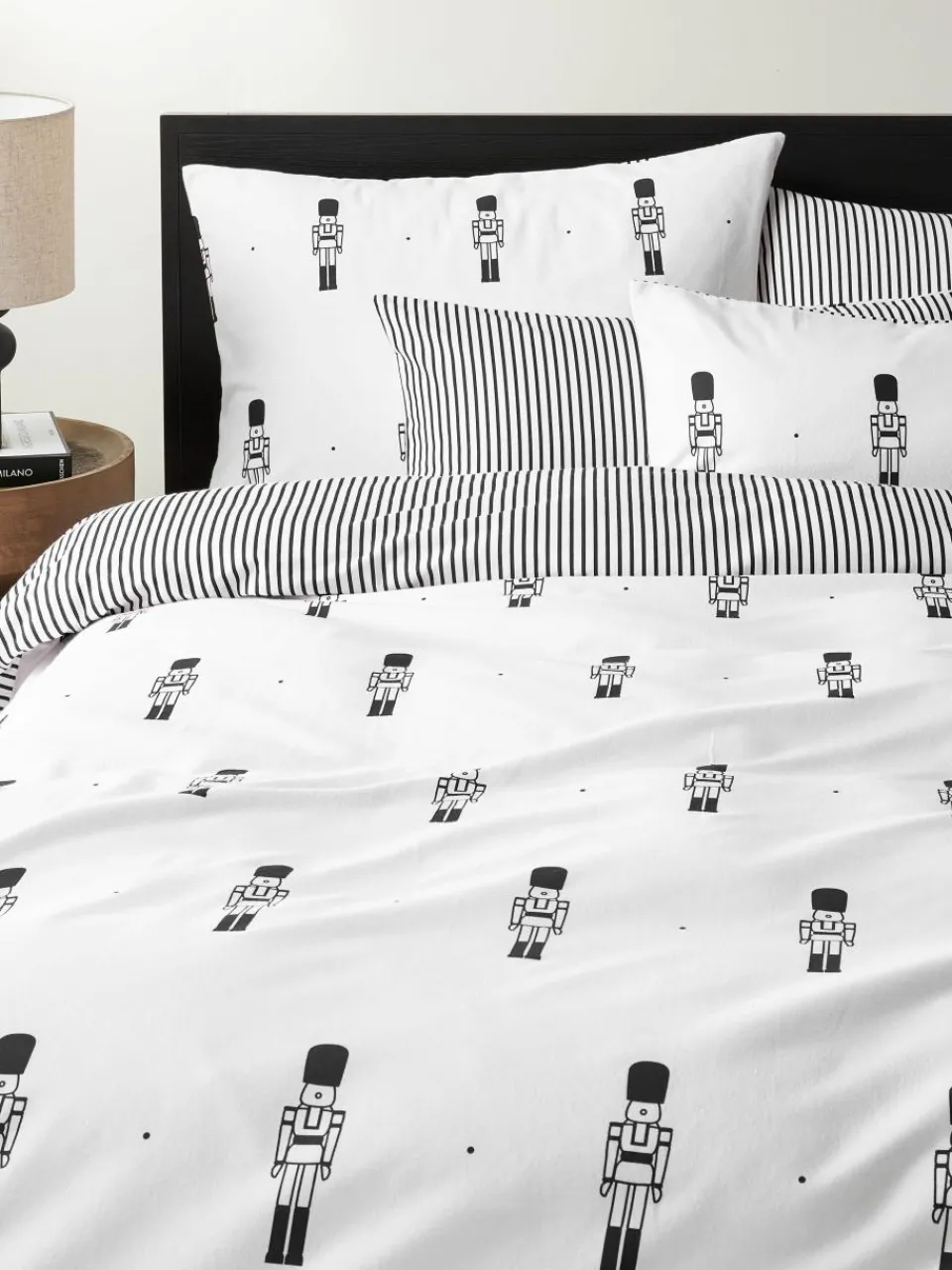 Omkeerbare flanellen kussenhoes Noan met notenkrakermotief^Westwing Collection Outlet
