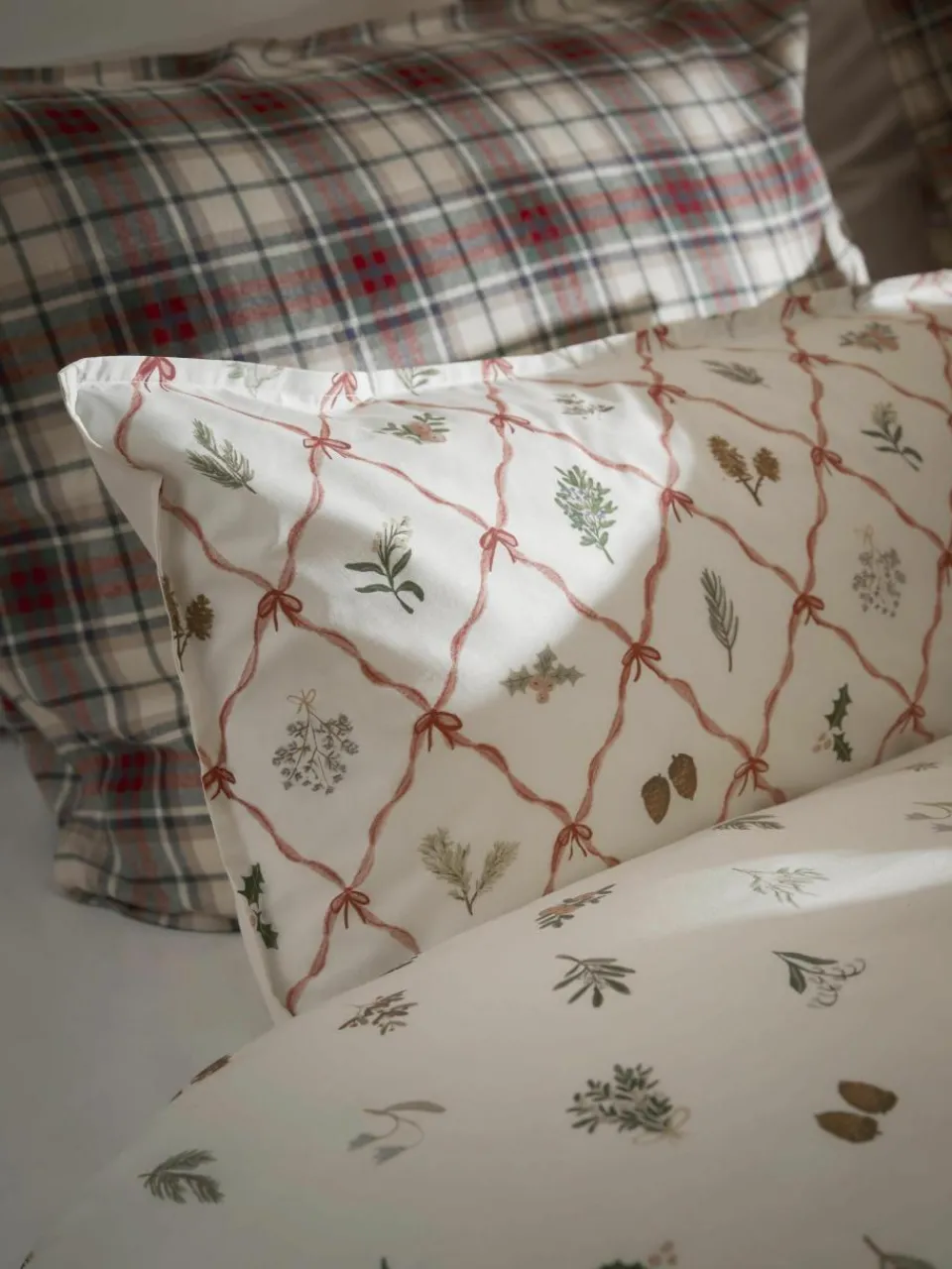 Omkeerbare katoenen perkale kussenhoes Twigs met winterse prints^Westwing Collection Outlet