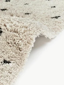 Pluizig hoogpolig vloerkleed Ayana, met stippels^Westwing Collection Best