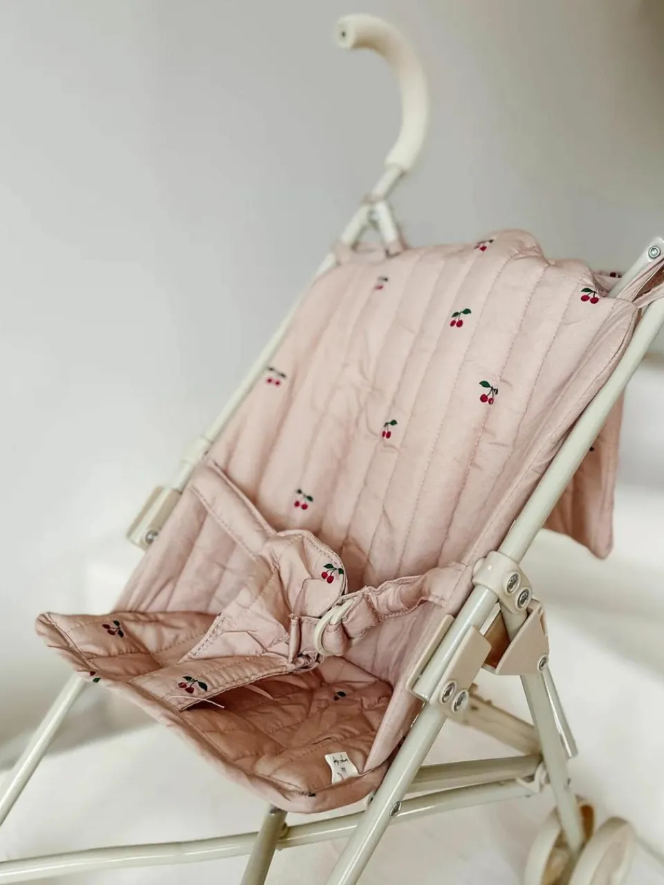 Poppenwagen Cherry Blush riem en draagtas^Konges Slojd New