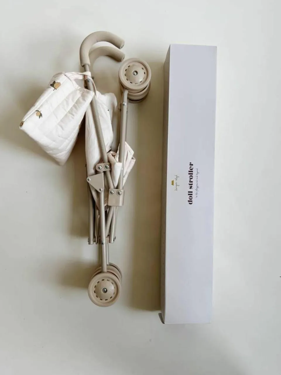 Poppenwagen Lemon riem en draagtas^Konges Slojd Online