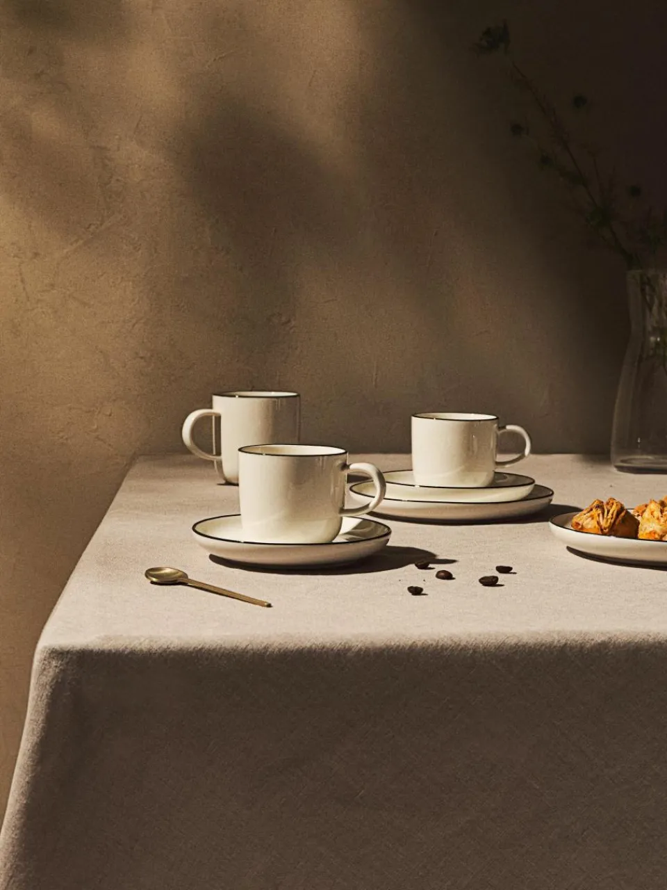 Porseleinen koffiekopjes Facile met schotels, 2 stuks^Westwing Collection Sale