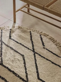Rond katoenen vloerkleed Bina met ruitjesmotief, handgetuft^Westwing Collection Online