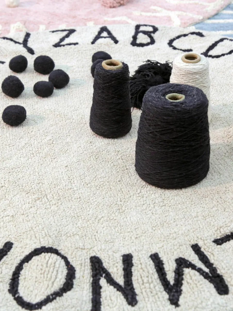Rond kindervloerkleed ABC met lettermotief^Lorena Canals Fashion