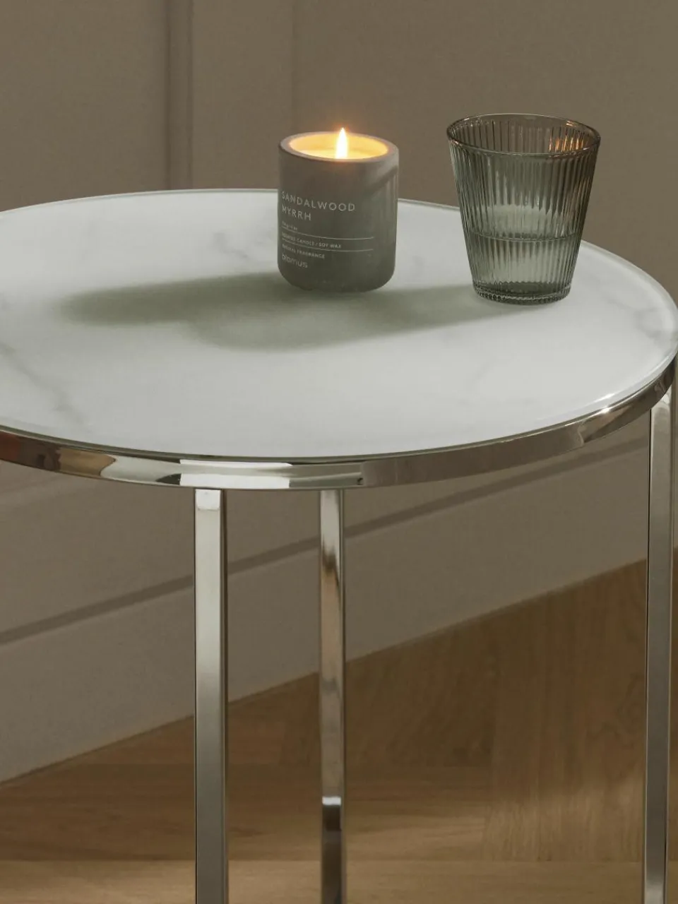 Ronde bijzettafel Antigua met glazen tafelblad in marmerlook^Westwing Collection Fashion