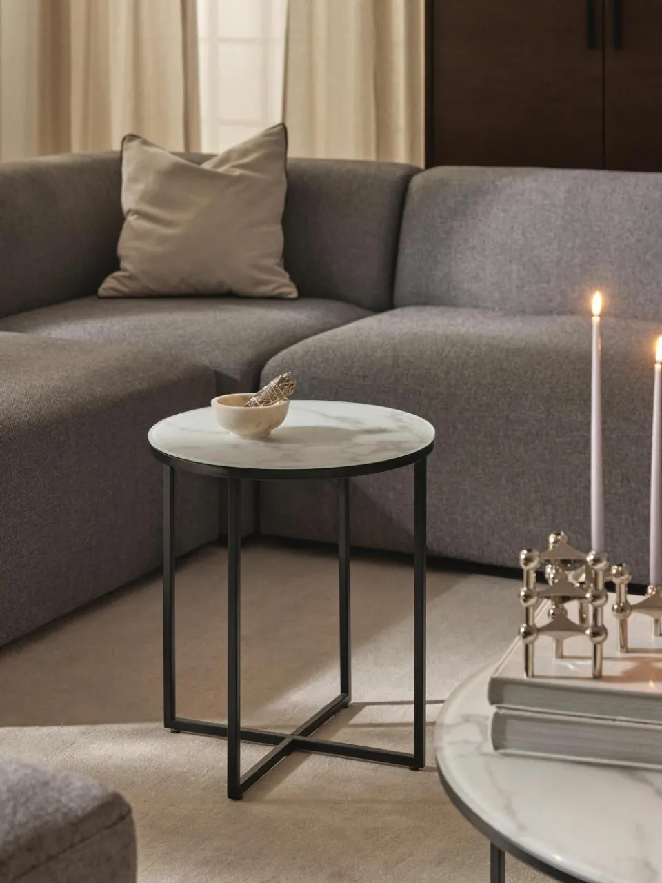 Ronde bijzettafel Antigua met glazen tafelblad in marmerlook^Westwing Collection New