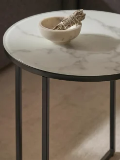 Ronde bijzettafel Antigua met glazen tafelblad in marmerlook^Westwing Collection New