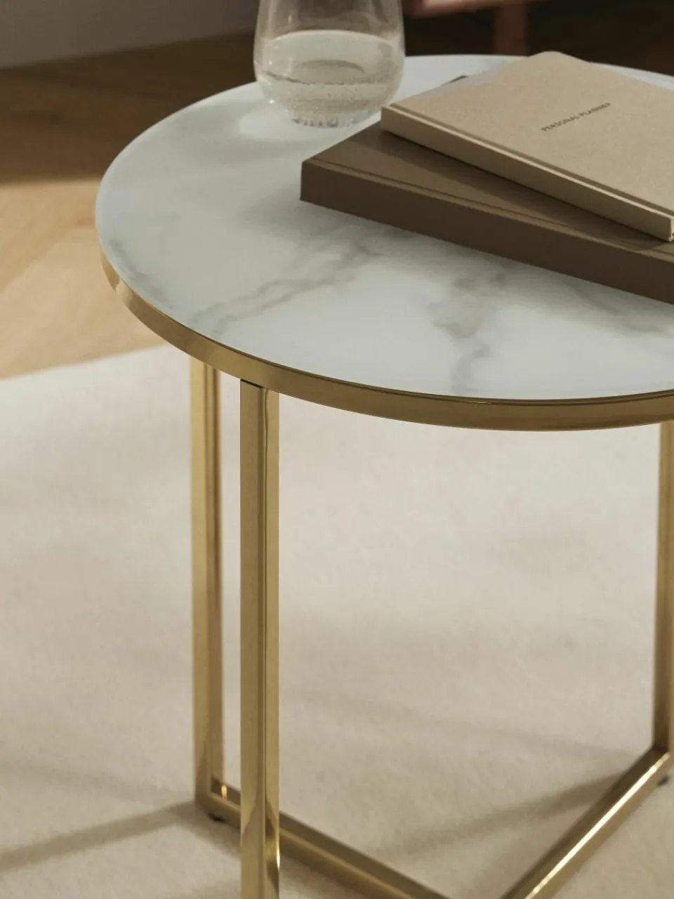 Ronde bijzettafel Antigua met glazen tafelblad in marmerlook^Westwing Collection Hot