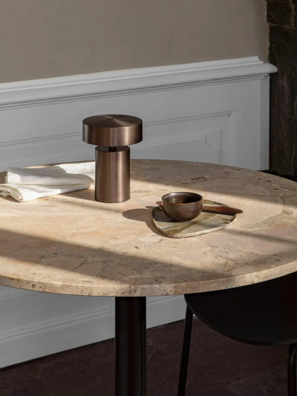 Ronde eettafel Harbour van zandsteen, Ø 105 cm^Audo Copenhagen Fashion