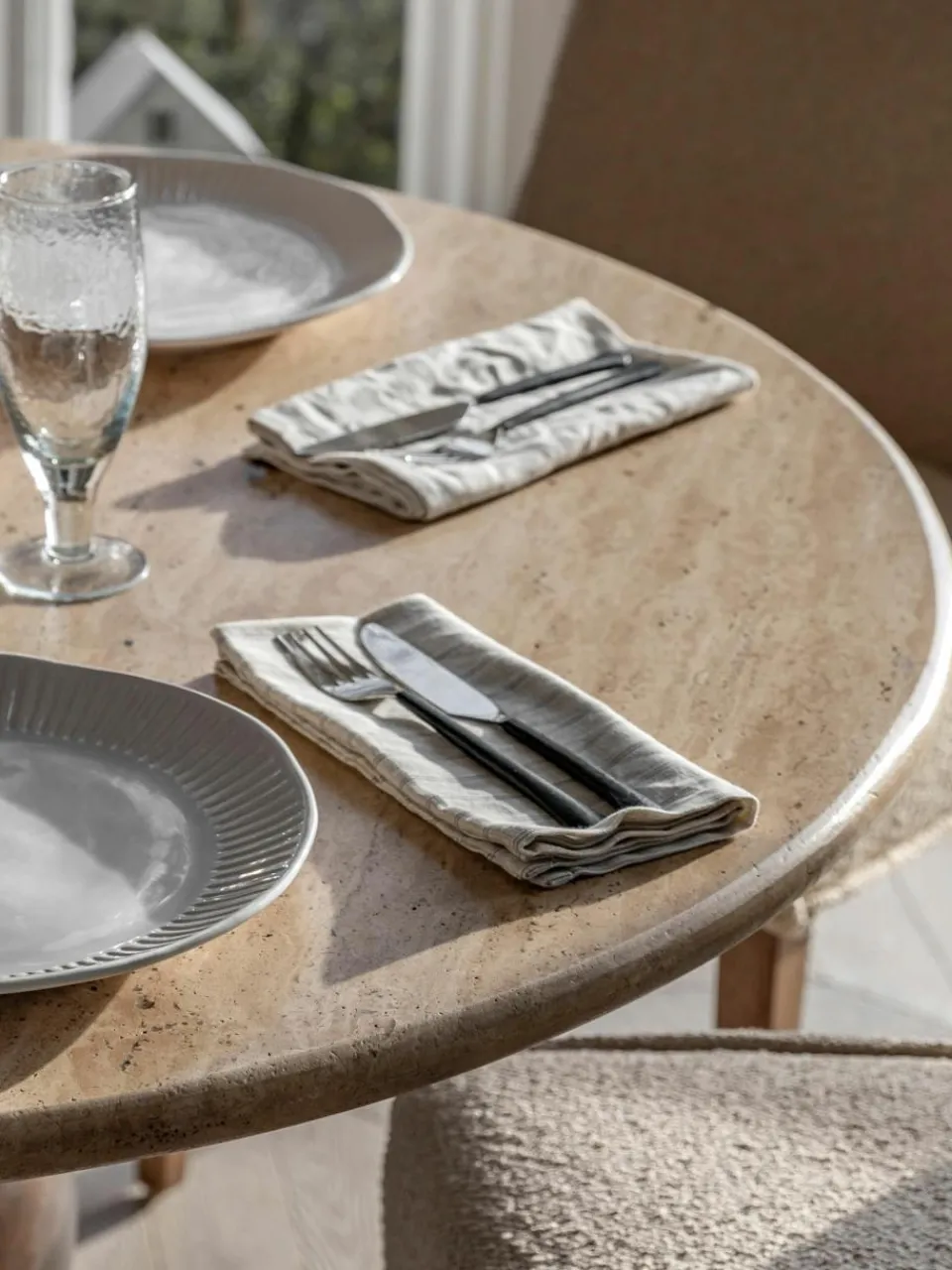 Ronde eettafel Sculpt met travertijn tafelblad, Ø 110 cm^Westwing Sale