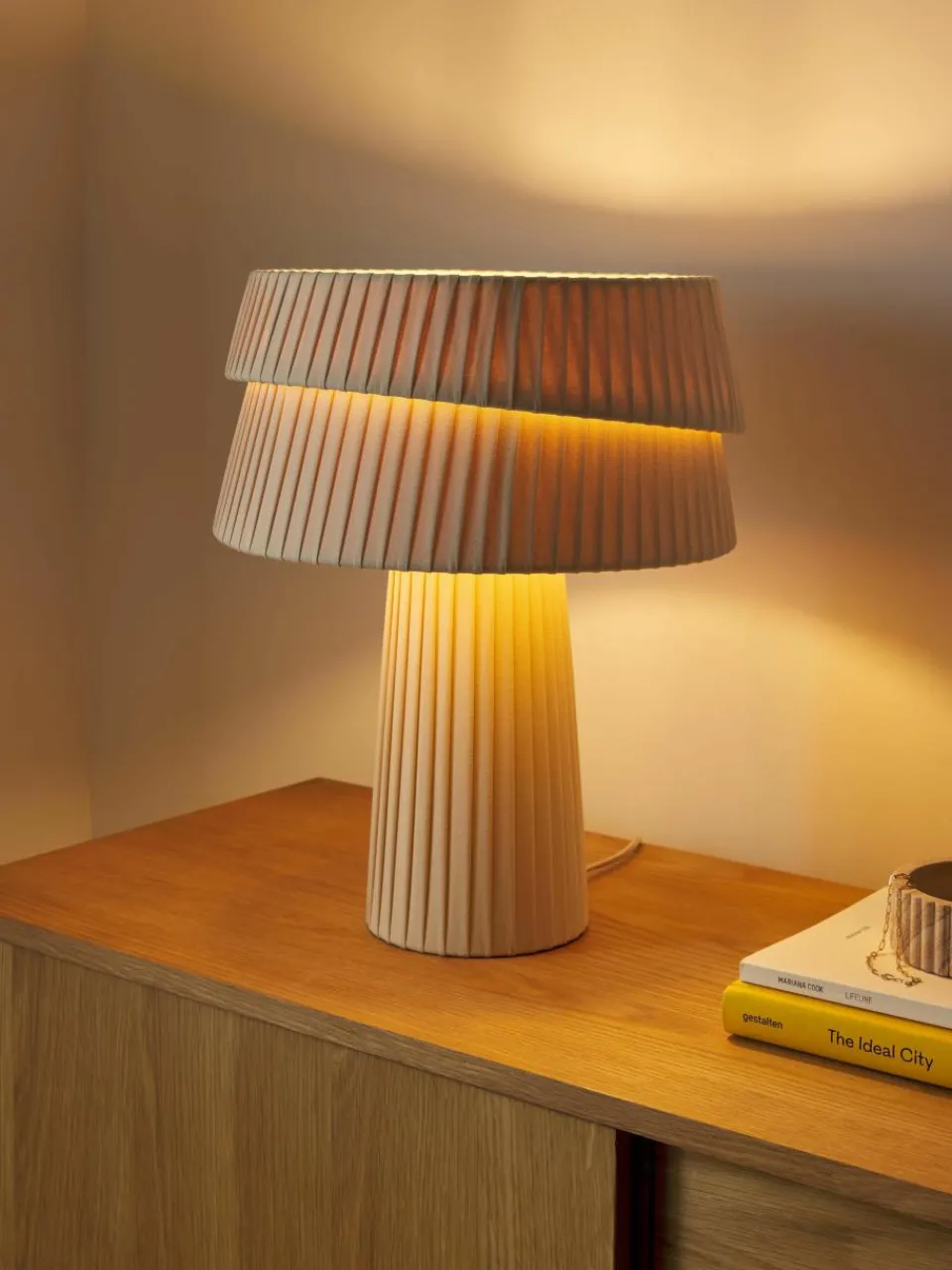 Tafellamp Nyla met asymmetrische lampenkap^Westwing Collection New