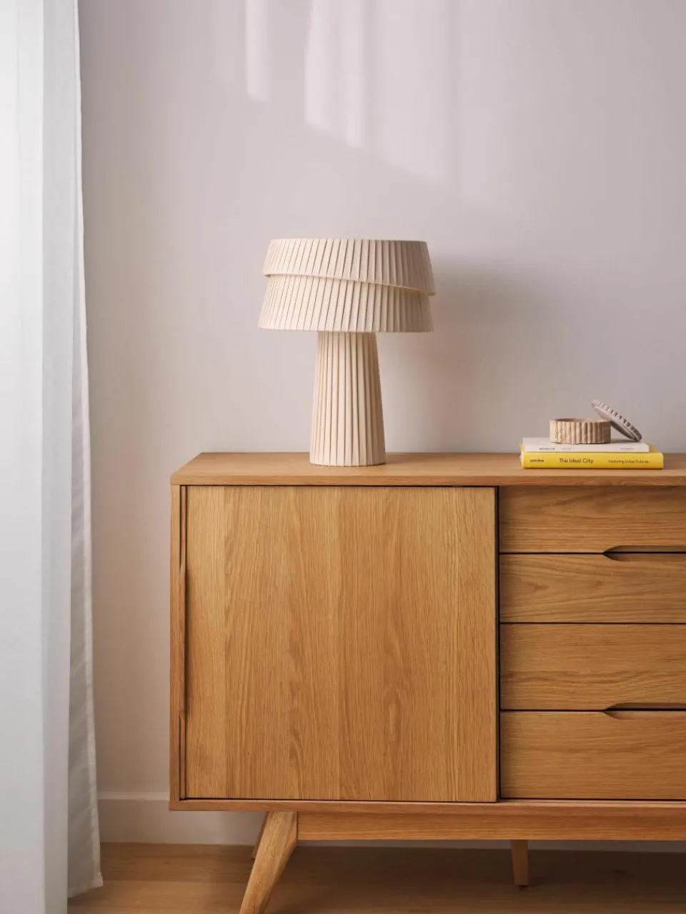 Tafellamp Nyla met asymmetrische lampenkap^Westwing Collection New