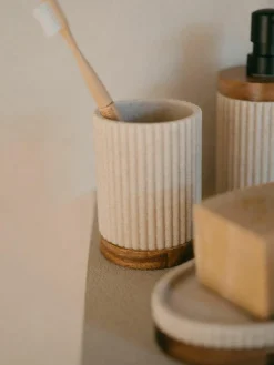 Tandenborstelbeker Laura met houten decoratie^ANDREA HOUSE Clearance