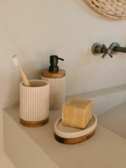 Tandenborstelbeker Laura met houten decoratie^ANDREA HOUSE Clearance