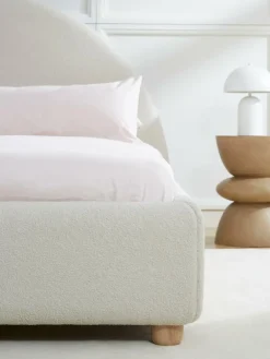 Teddy gestoffeerd bed Ebba^Westwing Collection Fashion