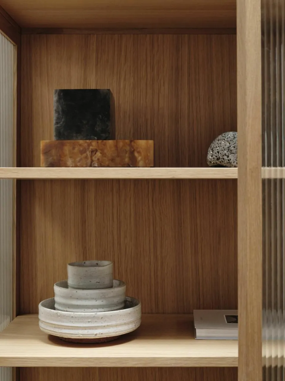 Vitrine Reed met gecanneleerd glas^ferm LIVING Clearance