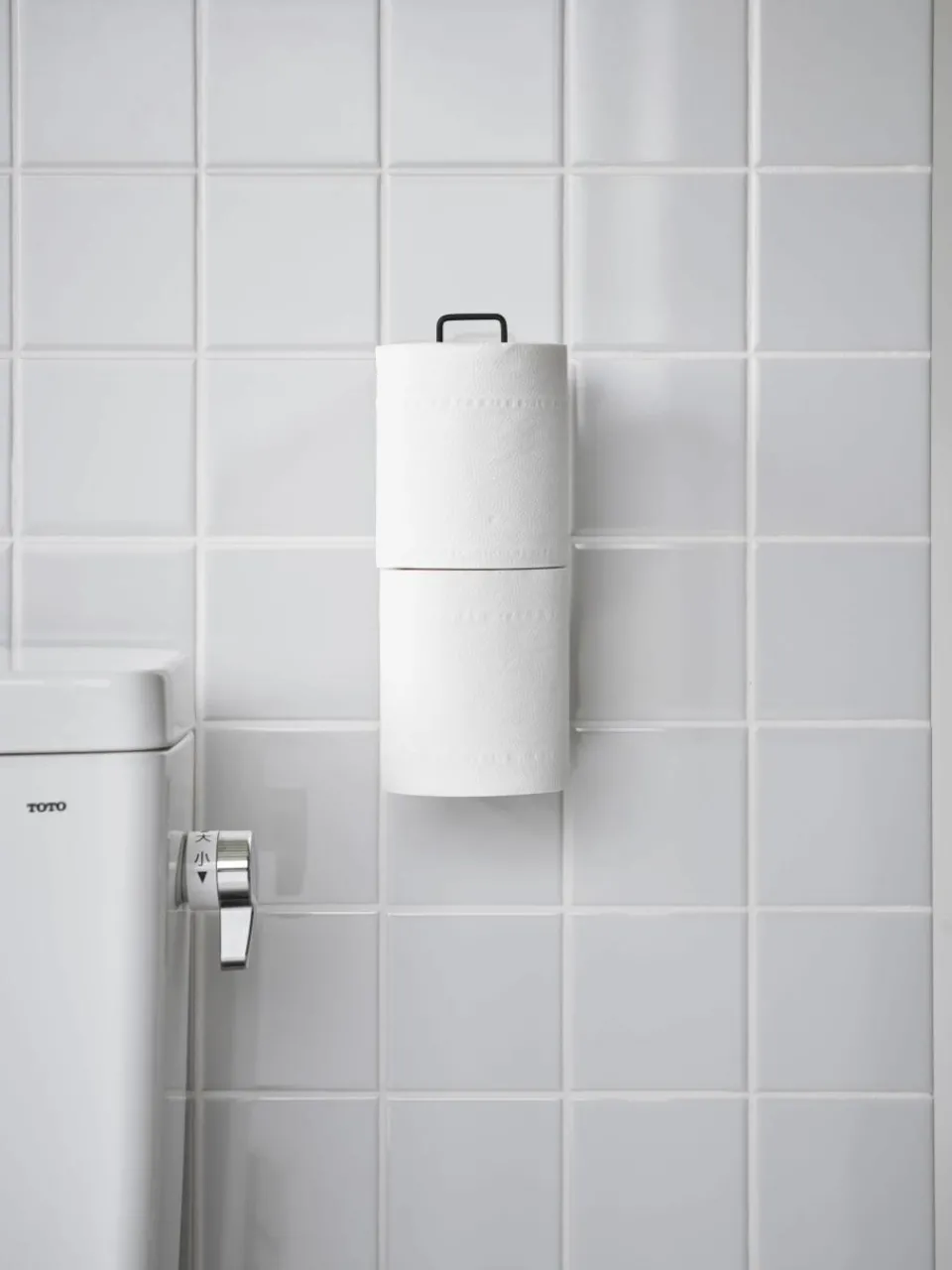 Wandtoiletrolhouder Tower met zelfklevende haken^Yamazaki Hot