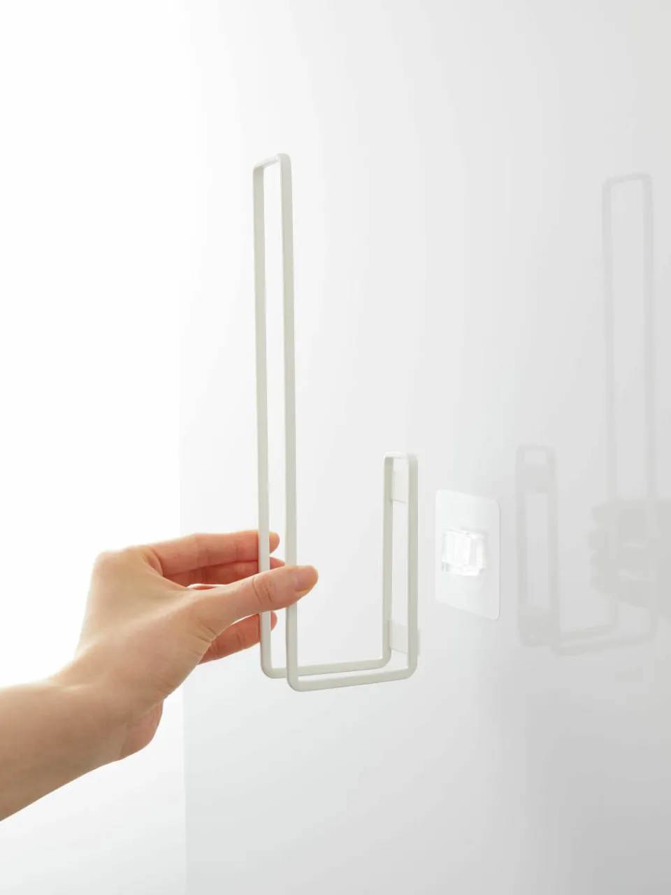 Wandtoiletrolhouder Tower met zelfklevende haken^Yamazaki Best