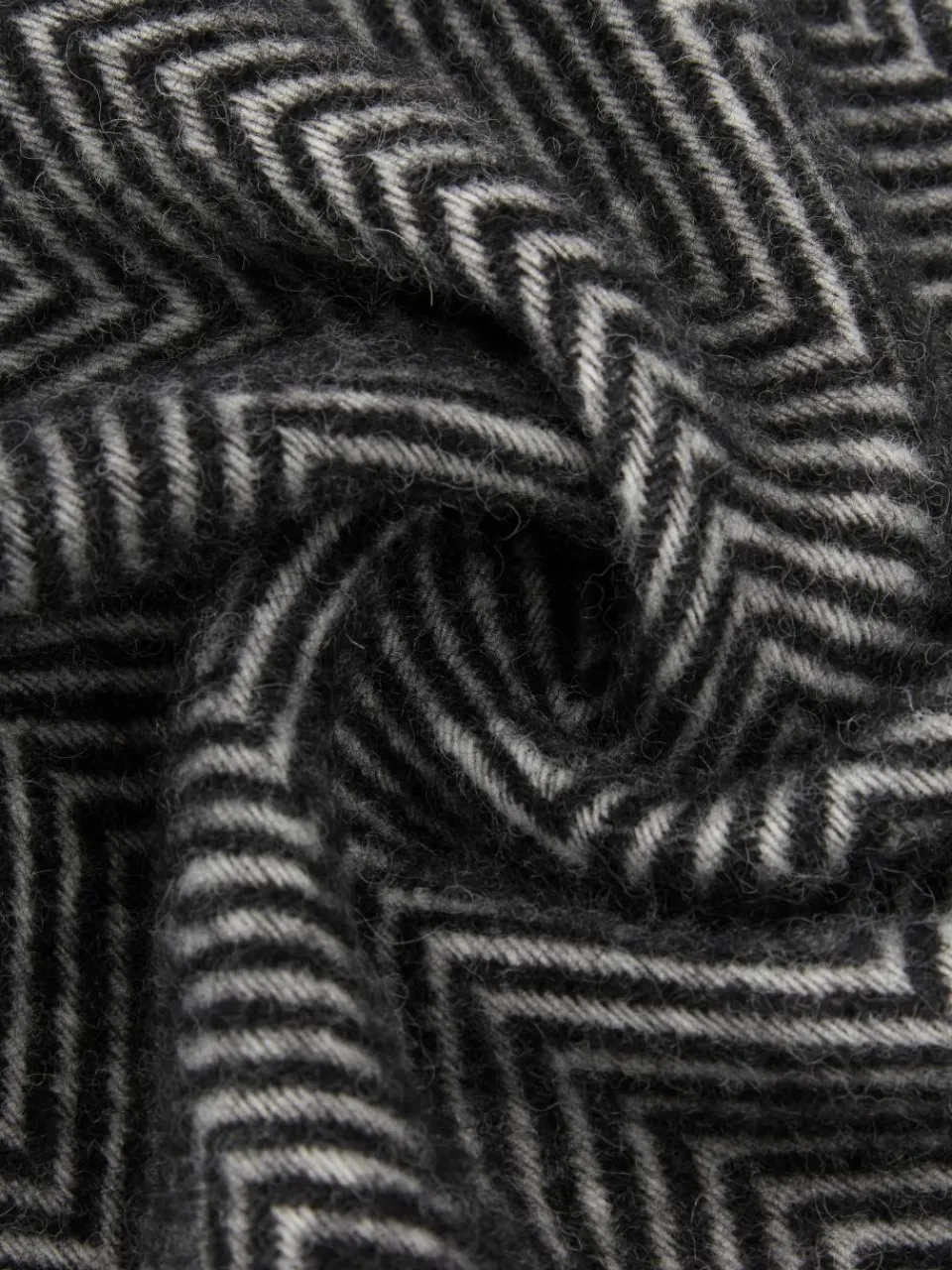 Wollen plaid Tirol met visgraatpatroon en franjes^Westwing Sale