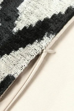 Zijden fluwelen kussenhoes Velvety met zigzag patroon^Westwing New