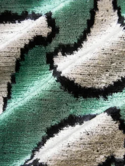 Zijden fluwelen kussenhoes Velvety met abstract patroon^Westwing Online